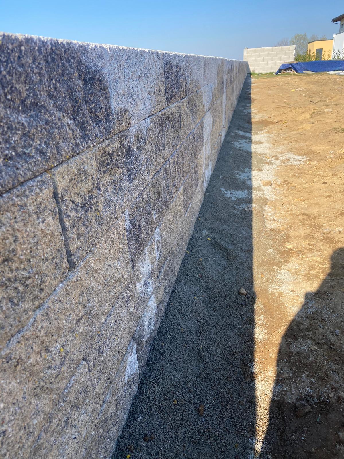Steinarbeiten an einer Mauer von Stone-Tech