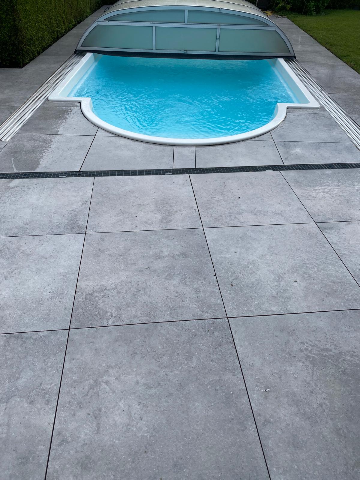 Arbeiten rund um einen Pool von Stone-Tech